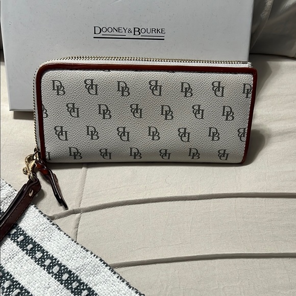 Dooney & Bourke Monogram Wristlet White Brown - Picture 3 of 4